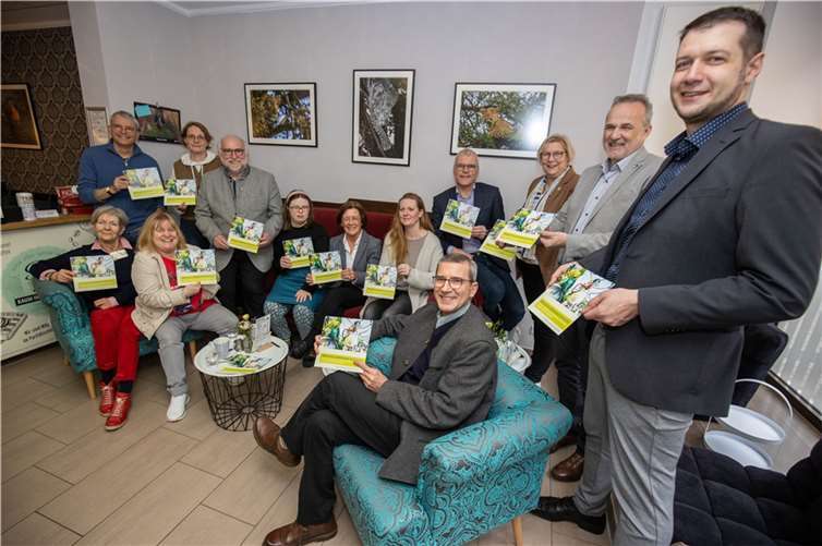 Von hinten links: Pfarrer Günter Schmitz-Valadier, Raphaela Sonntag, Kalle Kerstholt, Lina Hagemann, Ingrid König, Sonja Freischem, Oliver Krauß, Petra Kalkbrenner, Jörg Schmitz, Tobias Pötzsch, vorne: Renate Jorke, Stefanie Bies und Georg von Streit am 24. Februar 2023 bei der Vorstellung des Flyers der Stiftung „Inklusion gemeinsam gestalten“ im „Café Sofa“ in Meckenheim. Fotos: CEW