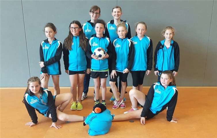 Von hinten links nach rechts: Trainerinnen Jacqueline Rünz und Kristina Jäger, Hannah Hirche, Maya Häring, Mia-Cheyenne Schneider, Mia Gräf, Nele Richter, Lenja Wunsch. Vorne Sophia Erbstroh und Ann-Kathrin Schuh. privat