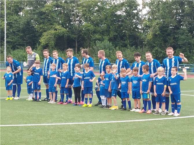 Von ihren F-Junioren begleitet, liefen die SV-Senioren zu ihrem ersten Pflichtspiel der Saison 2024/25 ein.  Fotos: privat