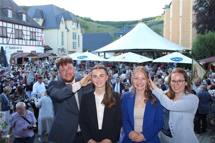 Von ihren Vorgängern Felix Lüdenbach und Katharina Bongard wurden die neue Ahrweinkönigin Anna Knieps und die neue Ahrweinprinzessin Hannah Schooß gekrönt.  Fotos: DU