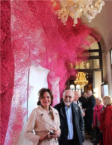 Von ihrer Installation führte die Martine Seibert-Raken den Stadtvertreter Siegfried Brenke und ihre Fan-Gemeinde zum offiziellen Begrüßung auf eine Dachterrasse des Palazzo Mora.