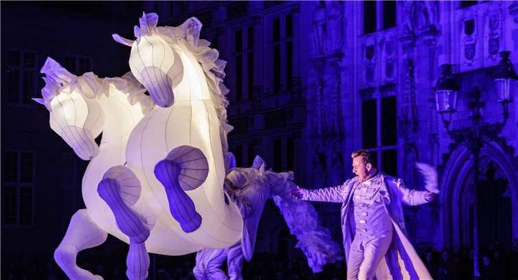 Von innen beleuchtete Pferdefiguren sollen an das Symbol der Raiffeisengenossenschaften erinnern. Marc Van Canneyt