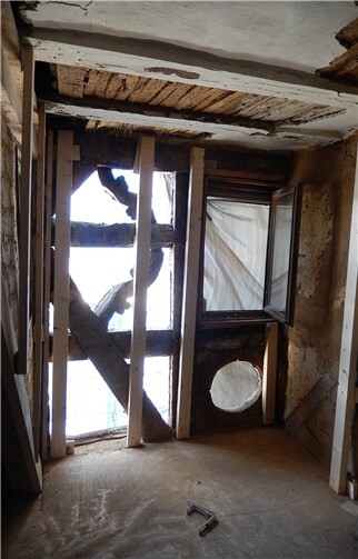 Von innen nach außen geguckt: Im Giebel wurden die Fachwerkbalken freigelegt und die Gefache wieder neu verfüllt.