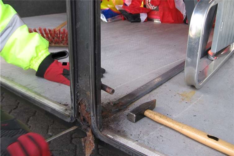 Von insgesamt 17 kontrollierten Kraftomnibussen waren 12 zu beanstanden. Fotos: Polizeipräsidium Koblenz