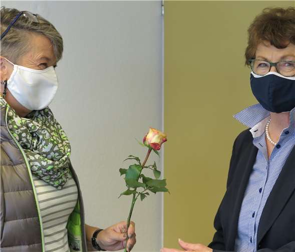Von jedem/jeder Mitarbeiter/Mitarbeiterin gab es zum Abschied eine Rose.Fotos: Gemeinde Wachtberg/mm