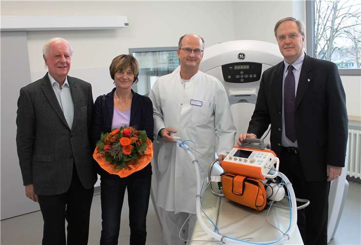 Von l.: Alfred und Marianne Hahn, Oberarzt Dr. med. Ulrich Döhner, gemeinsam mit Geschäftsführer Thomas von Kessel. privat