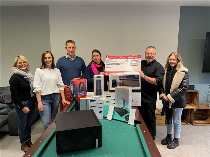 Von l. nach r.: Heike Küpper, Zweite Beigeordnete der Ortsgemeinde Lonnig, Katharina Machno, Jugendkoordinatorin der Verbandsgemeinde Maifeld, Maximilian Mumm, Bürgermeister der Verbandsgemeinde Maifeld, Tahmineh Bahadorizadeh von der Stabstelle Smart City, Stefan Dörr, Ortsbürgermeister der Lonnig und Melina Schambach, Leiterin des Jugendtreffs Lonnig. Foto: Kreis MYK