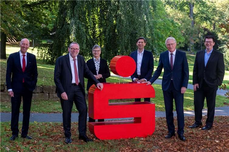 Von l. nach r.: Siegmar Müller, Vorstandsvorsitzender der Sparkasse Südpfalz, Helmut Schleweis, Präsident des Deutschen Sparkassen- und Girover-bands (DSGV), Beate Läsch-Weber, Präsidentin des Sparkassenverbands Rhein-land-Pfalz (SVRP), Roman Frank, Geschäftsführender Direktor des Sparkassen-verbands Rheinland-Pfalz (SVRP), Dieter Zimmermann, Vorstandsvorsitzender der Kreissparkasse Ahrweiler, Bernd Jung, stellvertretender Vorstandsvorsitzender der Sparkasse Südpfalz.Foto: privat