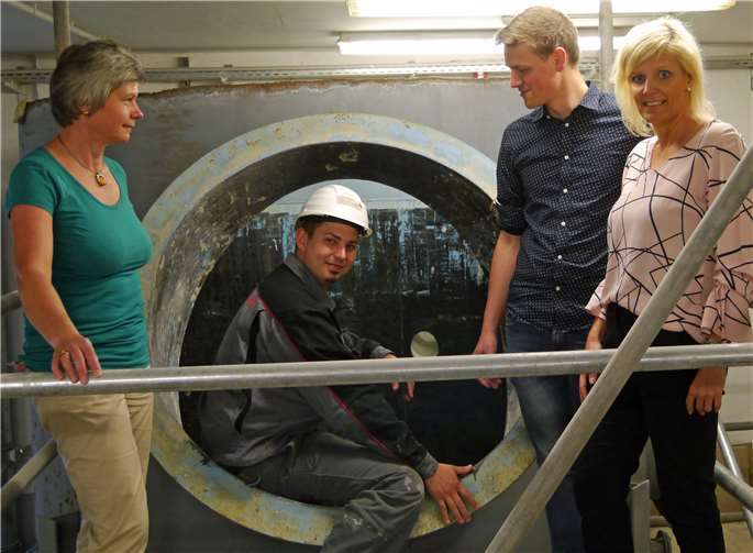 Von li.: Andrea Grimm, Kevin Albert, Martin Rams (Personalreferent bei Steuler) und Tanja Demko. privat