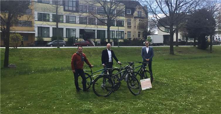 Von li.: D. Lindenau (Erlebnispädagoge); M. Jung (Allianz); B. Wenig (Krankenhausdirektor). Foto: Johanniter