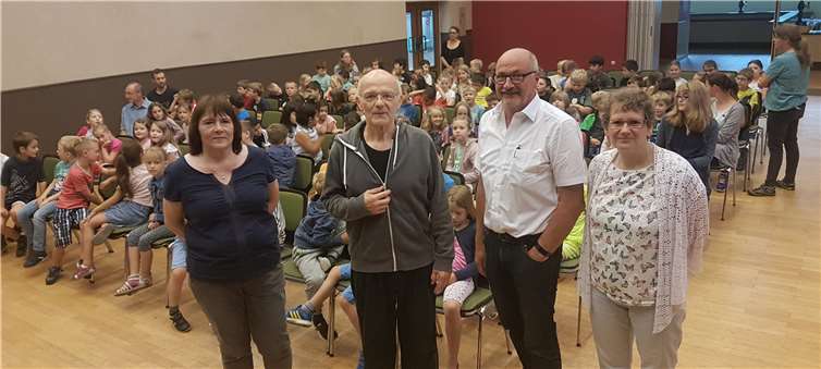 Von li. n. re.: Angelika Schifferings, Schulleiterin Grundschule Adenau, Manfred Künster, Figurentheater Mayen, Jürgen Schwarzmann, Jugendpfleger Verbandsgemeinde Adenau und Helga Kaul, Stadtbücherei Adenau. privat