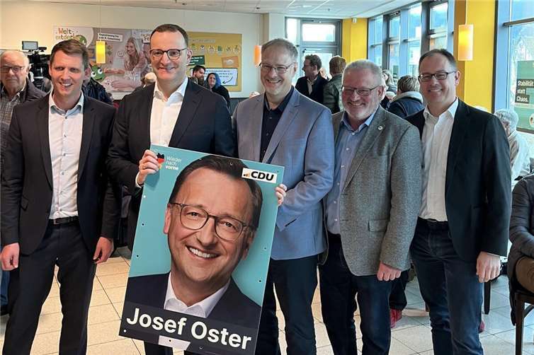Von links: 1. Kreisbeigeordneter des Rhein-Lahn-Kreises Marcel Willig, Jens Spahn (MdB), der Bundestagskandidat des Wahlkreises Westerwald Harald Orthey, Bürgermeister der Stadt Lahnstein Johannes Lauer und Bürgermeister der Verbandsgemeinde Nastätten Jens Güllering.Foto: Yannick Loung