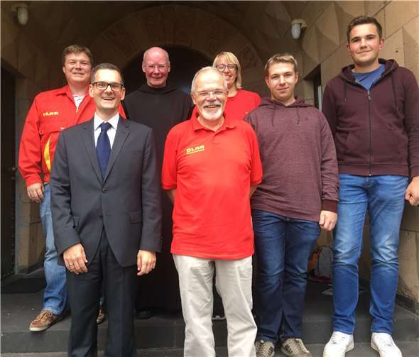 Von links: 1. Vorsitzender Tim Hermann, Philipp Lohse, Pater Andreas, Ehrenvorsitzender Dieter Lucas, Leiterin Ausbildung Anna Braun, Leiter Öffentlichkeitsarbeit Maximilian Esch und Leiter Einsatz Robin Weindel. DLRG Mendig