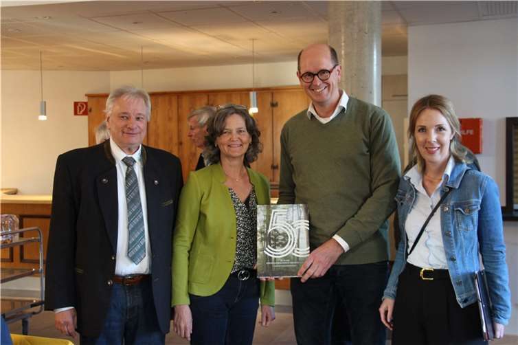 Von links: 1. Vorsitzender Uwe Werner; Ortsbürgermeisterin von Hausen Carmen Boden; Verbandsbürgermeister der VG Bad Hönningen Jan Ermtraud; Landtagsabgeordnete Ellen Demuth  Foto: Kreiswaldbauverein-Neuwied/Konrad Roy-Pogodzik