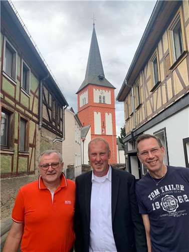 Von links: 1.Beigeordneter Andreas Schneider, Ortsbürgermeister Stefan Heinrichs, Beigeordneter Joachim Tombrink  Foto: Karsten Fehr