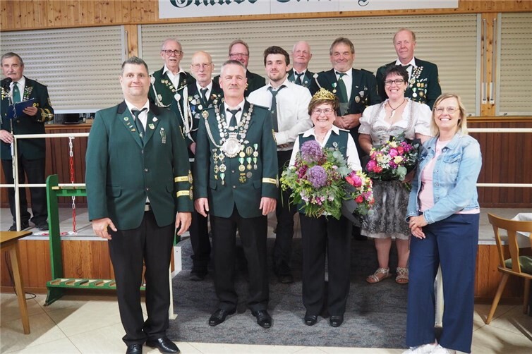 Von links.: 2. Vorsitzender Carsten Weidung und der neue Schützenkönig Oliver Hartmann mit seiner Königin Jutta im Kreis erfolgreicher Schützen der Nebenteile und Martina Böth- Baulig Gratulantin der Stadt. 