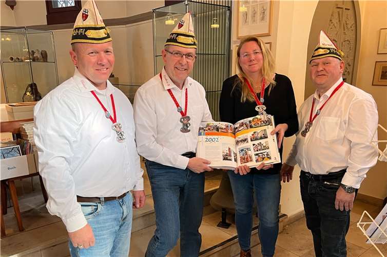Von links: Adjutant Ralf Rondi, Prinz Norbert II „ vun d’r Jass“, Archivarin Andrea Rönz und Adjutant Michael Nietzard bei der Übergabe der Chronik zu mehr als 100 Jahren Karneval in Pornic  Foto: Yvonne Rondi