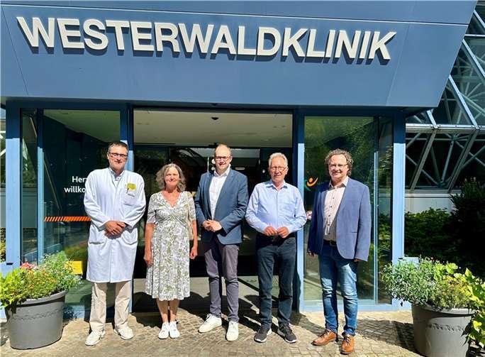 Austausch in der Westerwaldklinik Von links: Ärztlicher Leiter Dr. Stefan Kelm, Ortsbürgermeisterin Carmen Boden, Beigeordneter Pierre Fischer, Bundestagsabgeordneter Erwin Rüddel und Klink-Chef Sebastian Blaschczok Foto: Büro Rüddel