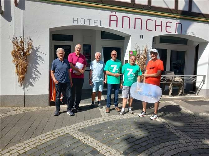 Von links: Albert Schomers (FWG VG Adenau), Hans-Josef Marx, Jochen Seifert (beide Kreis-FWG), Günther Uhl (Vorsitzender DEHOGA Kreisverband AW), Udo Loerakker (stellv. Vors. DEHOGA-Kreisverband AW), Wolfgang Horrmann (FWG Bad Neuenahr-AW). Foto: Jochen Seifert