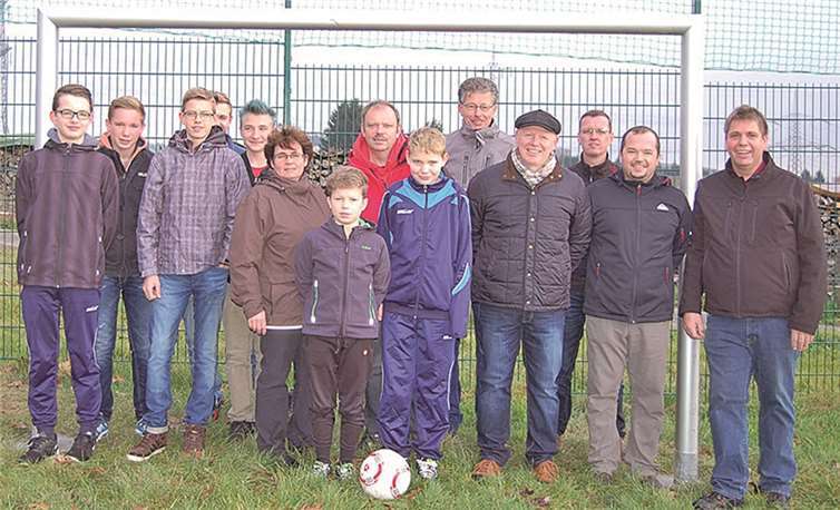 (Von links) Alexander Adams, Adrian Walbrück, Philipp Spang, Luca Bergow, Eric Schumann, OV Schmitt-Federkeil, Tom Helbig, Robert Klein, Florian Walbrück, Dieter Bockshecker, Theo Groß, Michael Spang, Kay Helbig und Ralf Walbrück. Es fehlen: René und Rita Bergow, Thomas Schumann, Andreas Polch, Matthias Kessel, Heinz Hoss und Lars Klein. privat