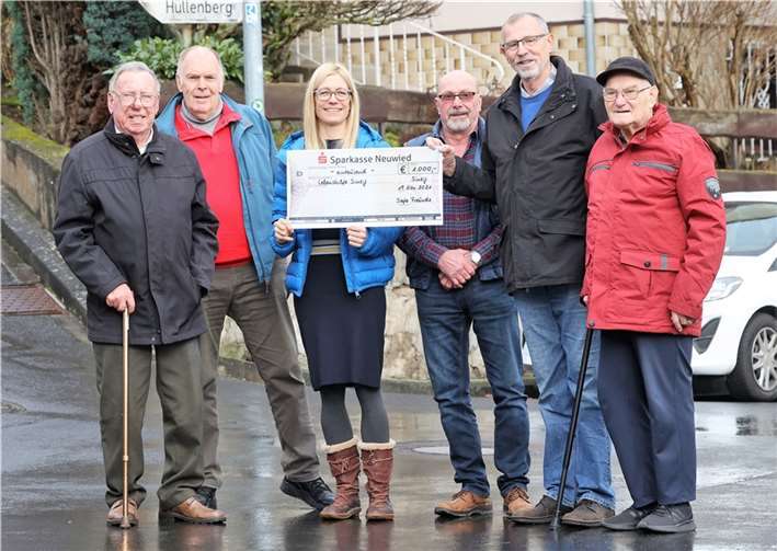 SOFA-Freunde übergeben Scheck an Lebenshilfe aus Kreis Ahrweiler Von links: Alfred Litz, Erich Klei, Ute Voß, Bernd Buchsieb, Uwe Vogtmann, und Karl-Heinz Jäger.Foto: privat