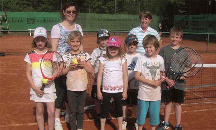 (Von links) Amelie Kathan, Lisa Kräber, Simon Trapp, Maria Koutalas, Yannick Hertel, Raphael Scholl, Silvester Zabokrickij und die Betreuerinnen Ute Hertel und Irmgard Schröder. privat