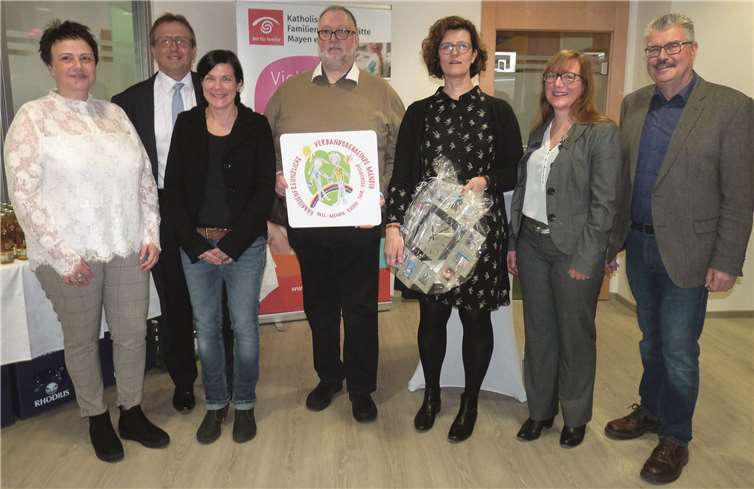 Von links: Andrea Roggenfelder (FBS), Joachim Plitzko (1. Beigeordneter der VG Mendig), Melanie Hellmann (FBS), Pastor Michael Frevel (Vorsitzender der FBS), Iris Emmerich (Leiterin der FBS), Vera Schmidt (Ministerium für Familie, Frauen, Jugend, Integration und Verbraucherschutz) und Stadtbürgermeister Hans Peter Ammel. Fotos: FRE