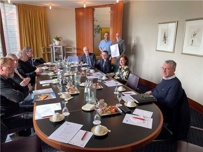 Zusätzliche kompetente Ansprechpartner zur Unterstützung der Arbeit Von links: Andreas Carnott, Rolf Deißler, Hans Stefan Steinheuer, Alexander Kohnen, Arne Rössel, Anne Glück, Jörg Schäfer, Jürgen Preuß, Heike Ziss, Arnim Bergmann. Foto: IHK-Regionalgeschäftsstelle Bad Neuenahr-Ahrweiler