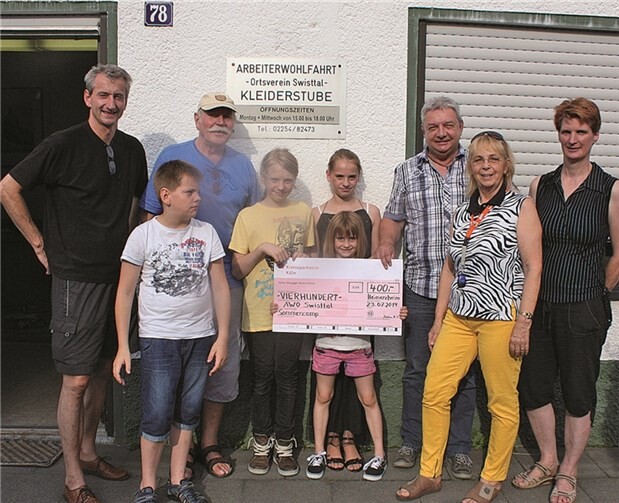 (Von links) Andreas Günther (Betreuer) mit seinen vier Kindern, Hermann Leuning, Heinz-Dieter Stein, Maria Gleißner (Leitung) und Jutta Bartels bei der Scheckübergabe. privat