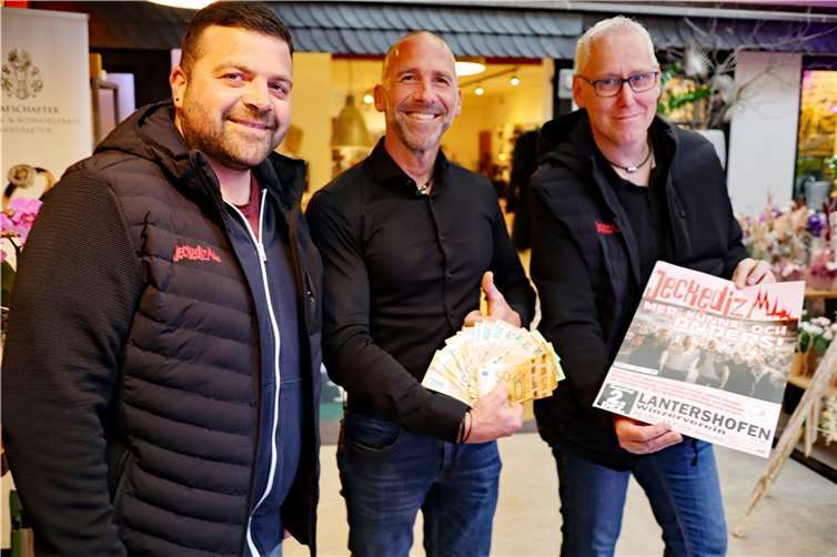 6.000 Euro für Kinder mit Handicap im Ahrtal Von links: Andreas Hoß (Jeckediz), Jörg Groß (Vorsitzender „Botzedresse für Kinderherzen in Not e.V.“) und Dirk Schoenmackers (Jeckediz). Foto: Klaus Angel