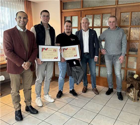 Von links: Andreas Unger, Geschäftsführer Landesinnungsverband des Dachdeckerhandwerks RLP; Jannik Reinhard; Mark Weidenfeller; Obermeister Ralf Winn; stellv. Obermeister Alfred Lehmann  Foto: privat