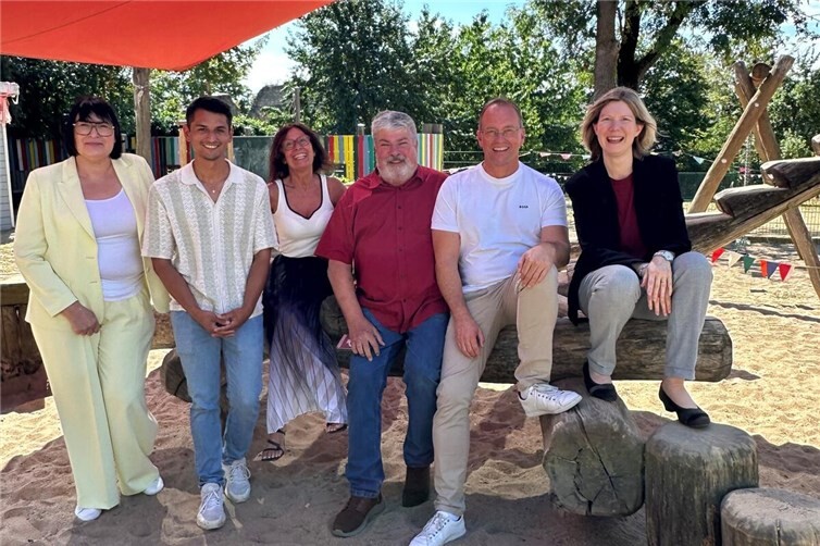 Von links: Anette Moesta, CDU- Landtagsabgeordnete, Raymundo König-Queng, Leiter der Kindertagesstätte St. Genovefa, Ute Dernbach, Teilbereichsleiterin Familie, Schule und Soziales der VG-Verwaltung Mendig, Achim Grün, Stadtbürgermeister Mendig, Jörg Lempertz, Bürgermeister VG Mendig, und die rheinland-pfälzische Bildungsstaatssekretärin Jenny Groß.
