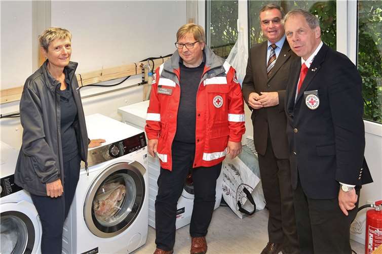 Von links: Anke Marzi, Vorstandsvorsitzende des DRK-Landesverbandes Rheinland-Pfalz, Frank Trömel, Kreisgeschäftsführer des DRK-Kreisverbandes Ahrweiler, Horst Gies, erster Kreisbeigeordneter und Mitglied des Landtags Rheinland-Pfalz und DRK-Kreisverbandpräsident Achim Haag inspizierten den neuen DRK-Waschsalon als integralen Bestandteil des neuen DRK-Beratungs- und Servicecenter Ahr.
