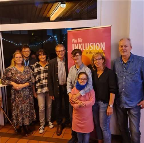 Von links: Anna Sitner (Fachbereichsleiterin Jugendhilfe), Waldemar (Mitarbeiter Kulturhaus Mosaik), Elke Steckenstein (pädagogische Leiterin des Vereins), Hans-Dieter Wirtz (Erster Beigeordneter), 2 teilnehmende Jugendliche, Katja Kröger (Vorsitzende des Vereins), Klaus Brouwers (Vorstandmitglied des Vereins).  Quelle: (AK Veranstaltungen Café sofa