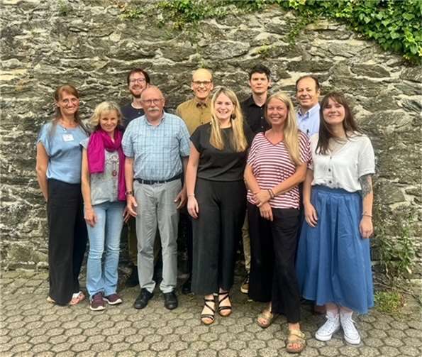 Von links: Anna Wiebe (DRK), Susanne Börder-Kautzky (Team Willkommen-Café), René Lehmann (Diakonie), Andreas Rudow (Team Willkommen-Café), Pfarrer Martin Hassler (Ev. Kirchengemeinde Niederbieber), Melanie Hofmann (Leitung Notunterkunft), Utz Ebertz (Standortleiter Diakonie), Esther Bitterling (KiJuB Neuwied), Iyad Asfour (Eirene) und Sarah Fischer (Diakonie).  Foto: Bilal Amasri
