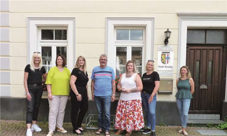 Von links: Anne Nalbach, (Beisitzerin) Jutta Neideck (Vorsitzende), Stefanie Gladrow (Geschäftsführerin), Stadtbürgermeister Hans Peter Ammel, Katharina Barz , Christina Happel (Beisitzerin) und Anja Wolfram (Beisitzerin).