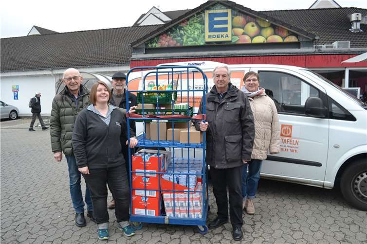 Von links: Anton Wypior, Marktleiterin Vanessa Selzer vom Edeka-Markt in Bad Breisig, Otto Fior, Professor Dr. Dietrich Holz und Mary Witsch bei der dritten Spendenübergabe vor dem Edeka-Markt in Bad Breisig, Abschluss einer gelungenen Aktion der Bürgerstiftung Remagen. Fotos: E.T. Müller