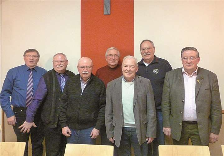 Von links: Arthur Fickler (Schriftführer), Hans Fischer (Kassenführer), Theo Kirchesch (Beisitzer), Uwe Schemmann (1. Vorsitzender), Karl-Heinz Müller (2. Vorsitzender). Hinten: Günter Montermann (Geschäftsführer) und Franz Roth (Beisitzer). privat