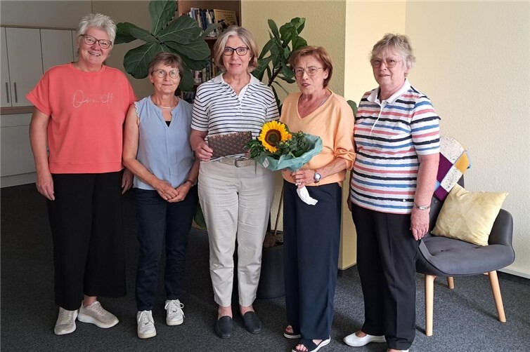 Von links: Beate Christ, Irmgard Hammes, Ingrid Steyer, Christa Bergerhausen und Doris Freis bei der Spendenübergabe