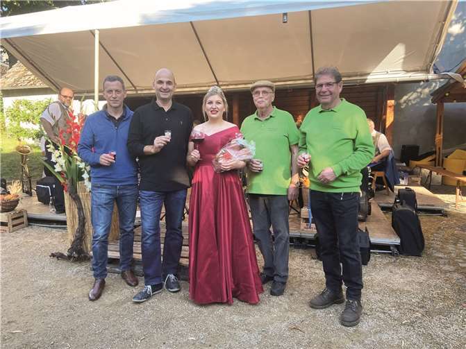 Von links: Beigeordneter Marcus Fronert, Ortsbürgermeister Christof Bürger, Weinkönigin Kathrin Harz aus Walporzheim, 1. Vorsitzender Heimatverein: Hubert Harzen, 2. Vorsitzender Heimatverein: Dieter Speicher.