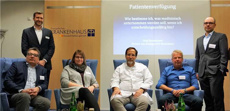 Von links: Benedict Delévièleuse, Einrichtungsleitung Seniorenzentrum „Uhrturm“ (stehend) sowie die Teilnehmer der Podiumsdiskussion (sitzend), Axel Hillenbrand, Tatjana Born-Rüßler, Sven Wacker, Richter Jörg Staatsmann und Thomas Schulz (stehend).privat