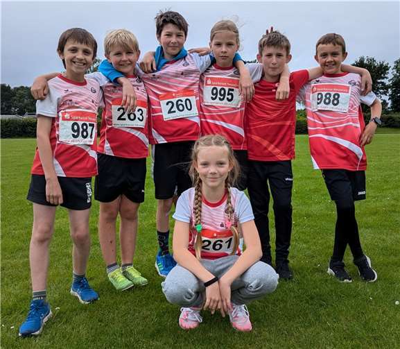 Von links: Benedict Eidenberg, Julian Lehnhardt, André Knappe, Anton Hasbach, Henry Wecklein, Henry Gebauer; vorne Lotta Kornmann  Fotos: VfL Waldbreitbach