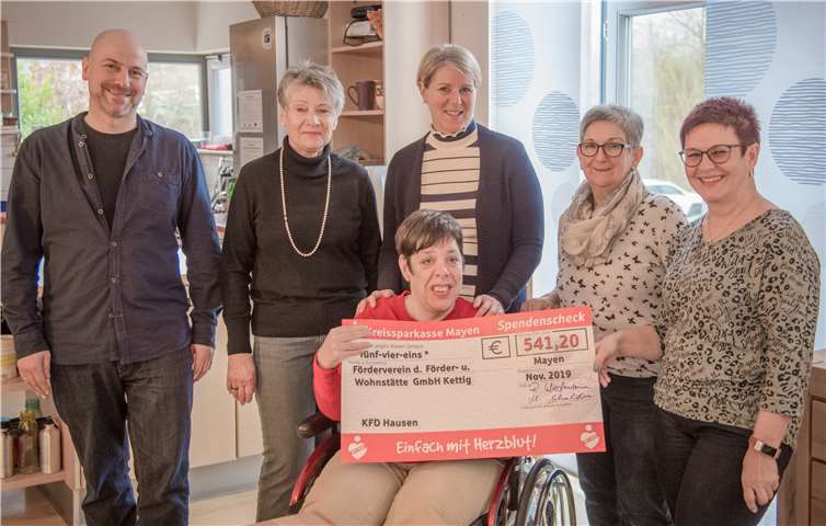 Von links: Bereichsleiter Reuter, Frau Siewert, Geschäftsführerin Schubert, Frau Klöckner, Frau Wiedemann, vor-ne: Heike Irmiter, Bewohnerin der Förder- und Wohnstätten gGmbH. Foto: privat