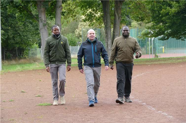 Von links: Bernard Kayiranga, Schulleiter Dietmar Weber, Schulleiter Ruanda Father Gerard Hakizimana.