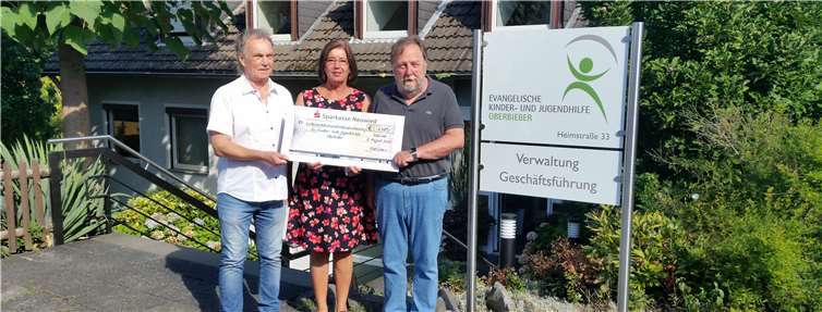 Von links: Bernd Elberskirch (OldStars), Angelika Bahler-Schröder (Kinder-Jugendhilfe Oberbieber) und Dieter Grad (OldStars) bei der Scheck-Übergabe. Privat