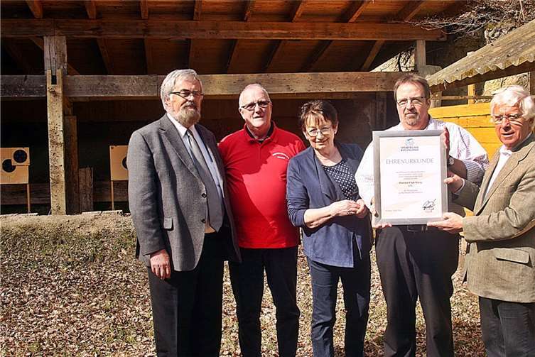 (Von links) Bernd Fronnert, Vorsitzender des Fachverbands Sportschützen Rheinland, Günter Sterzer (Trainer), Charlotte Hager, Beigeordnete Stadt Sinzig, Eugen Zähler, Präsident sowie Fritz Langenhorst, stellvertretender Vorsitzender Sportbund Rheinland. RÜ