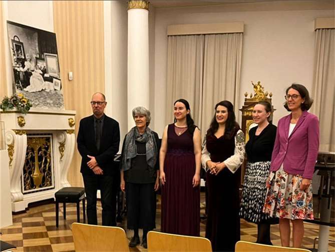 Von links: Bernd Willscheid und Dr. Edda Binder-Iijima (beide Mitglieder der Forschungsstelle Carmen Sylva), Pianistin Adela Liculescu, Sängerin Rodica Vica, Dr. Silvia Irina Zimmermann und Isabelle Fürstin zu Wied.  Foto: Silvia Irina Zimmermann