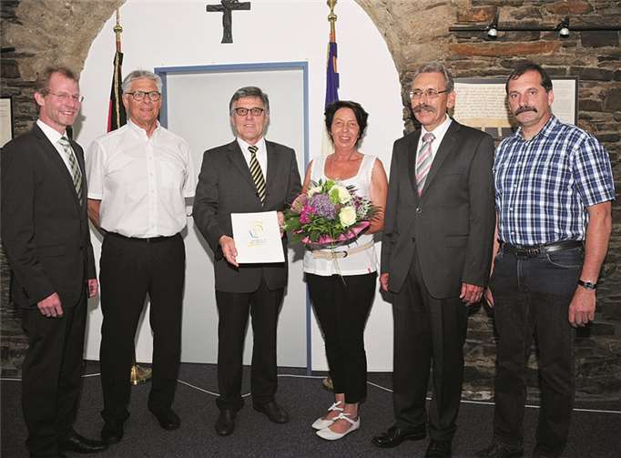 Von links: Bernhard Ockenfels, Karlheinz Müller, Bürgermeisster Wolfgang Kroeger Marita Schön, Klaus Müller und Karlheinz Göbel.RÜ