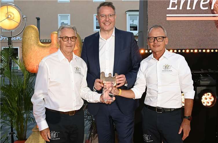 Von links: Bernhard Sommer, 1. Vorsitzender VOR-TOUR der Hoffnung, Alexander Schweitzer, Ministerpräsident Rheinland-Pfalz, Jürgen Grünwald, Gründer und Ehrenvorsitzender der VOR-TOUR der Hoffnung.  Foto: SWR/Kristina Schäfer