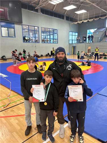 Von links: Betreuer Alim Kasumov, Nachwuchsringer Amir Kasumov, Trainer Steve Jarkas und Ibrahim Jarkas beim Landesturnier in Bonn. Foto:privat
